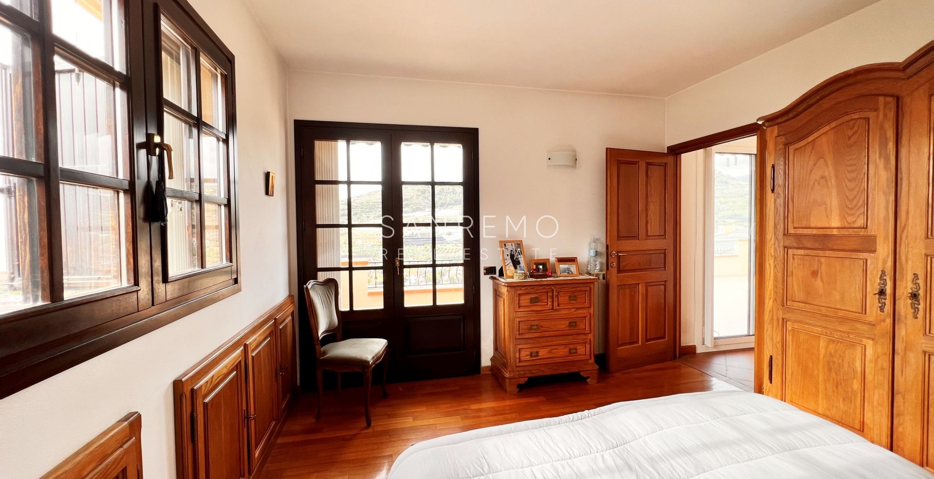 Villa lumineuse en excellent état sur trois niveaux avec jardin environnant