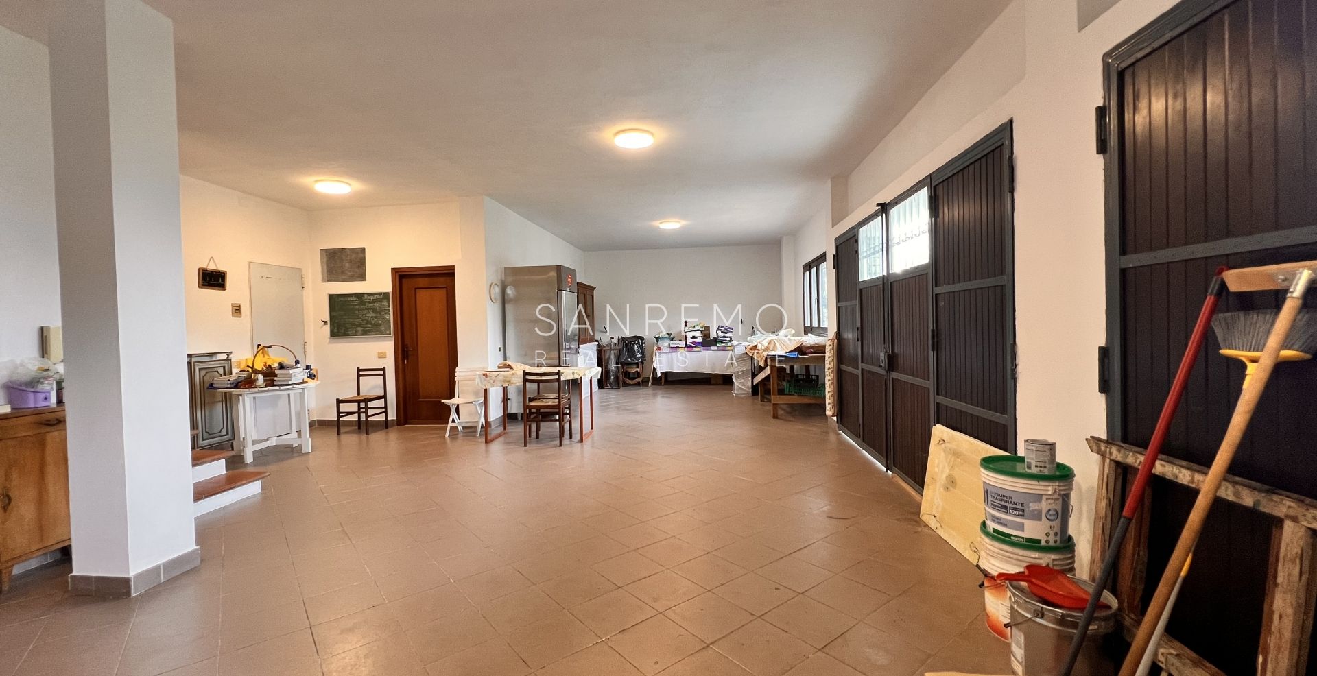 Villa lumineuse en excellent état sur trois niveaux avec jardin environnant