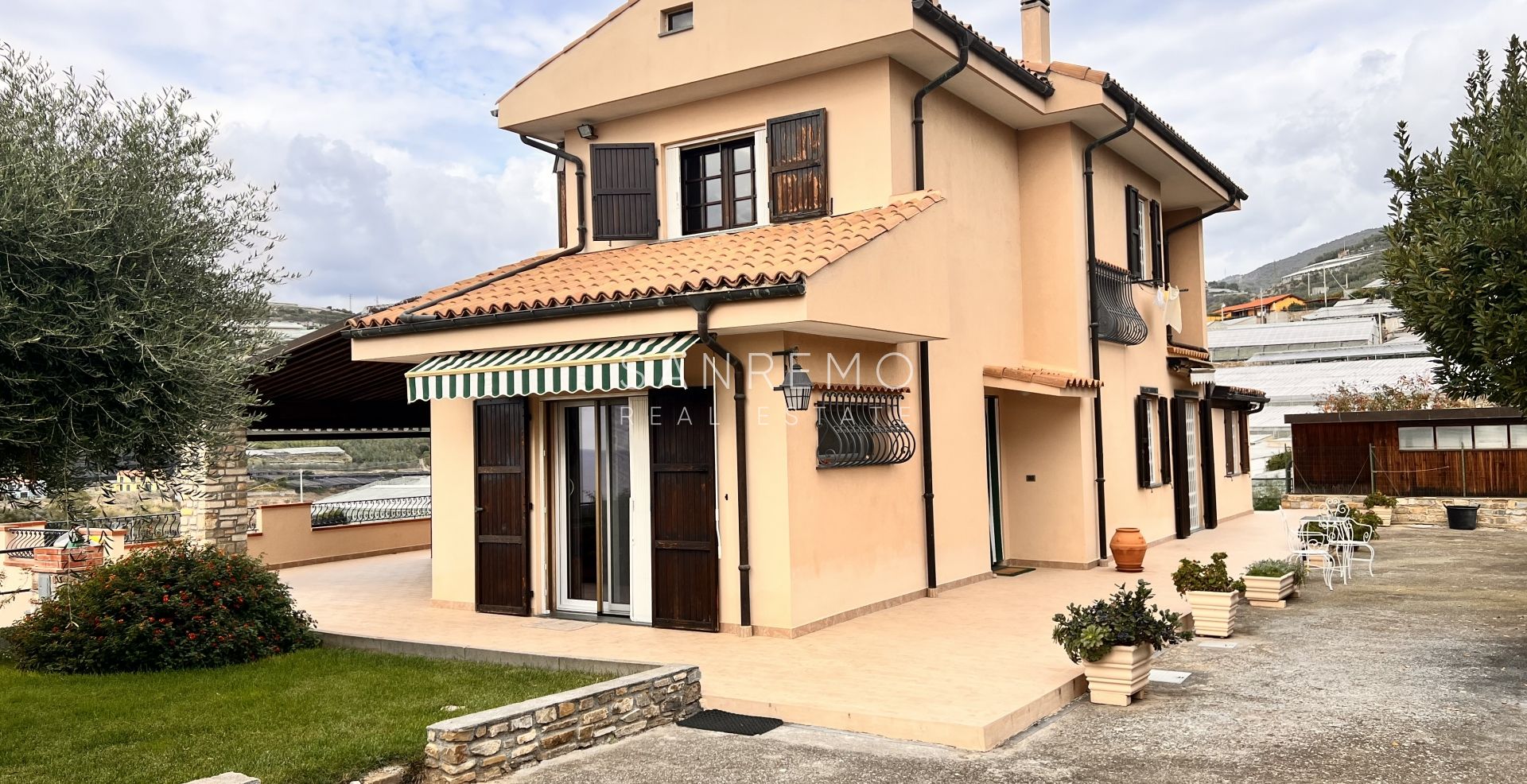 Villa lumineuse en excellent état sur trois niveaux avec jardin environnant