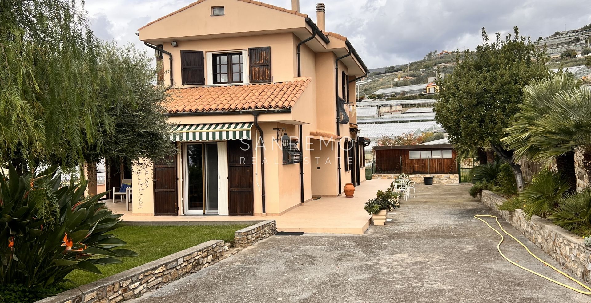 Villa lumineuse en excellent état sur trois niveaux avec jardin environnant