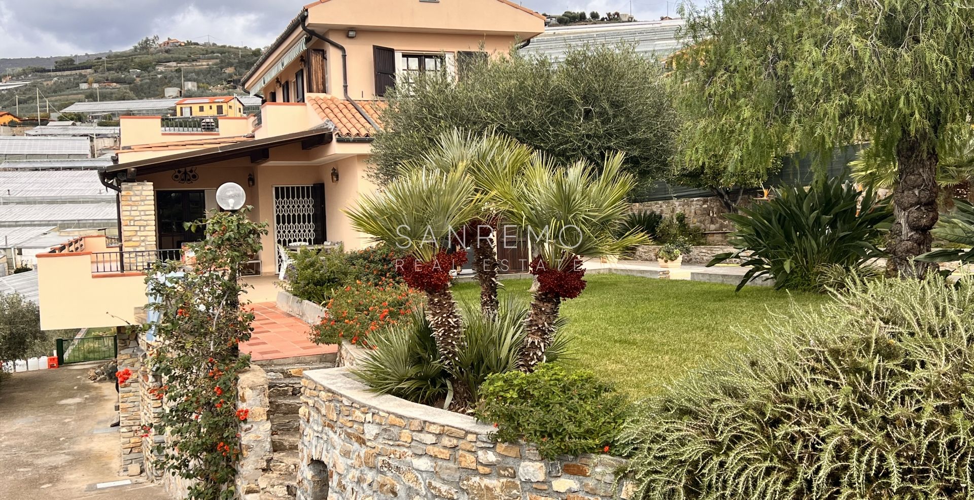 Villa lumineuse en excellent état sur trois niveaux avec jardin environnant