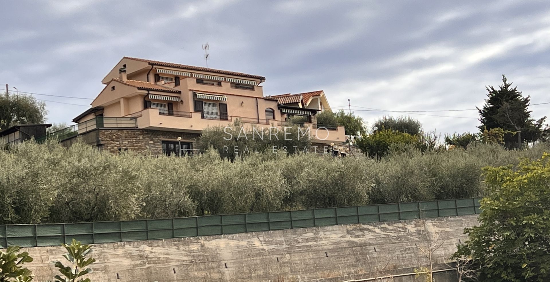 Villa lumineuse en excellent état sur trois niveaux avec jardin environnant