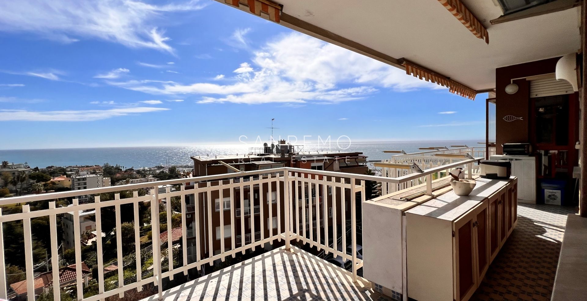 Appartement en vente derrière Portosole avec vue mer