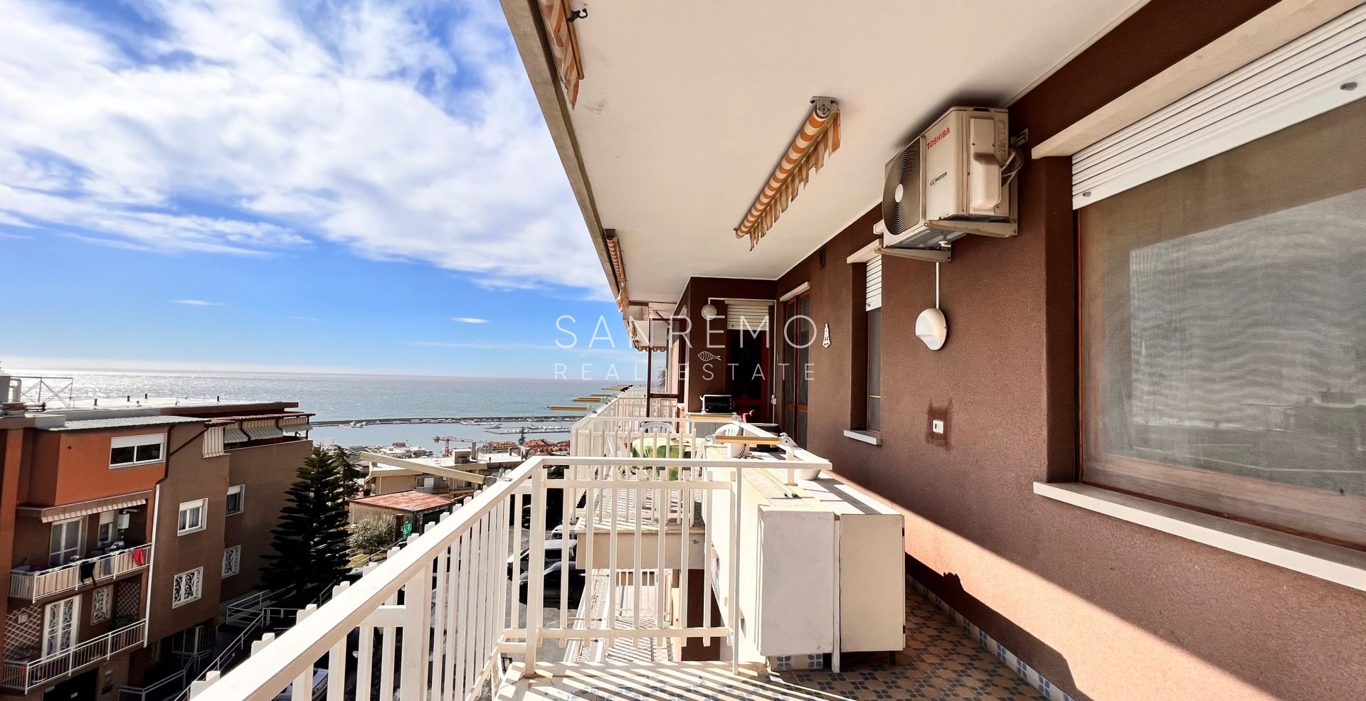 Appartement en vente derrière Portosole avec vue mer