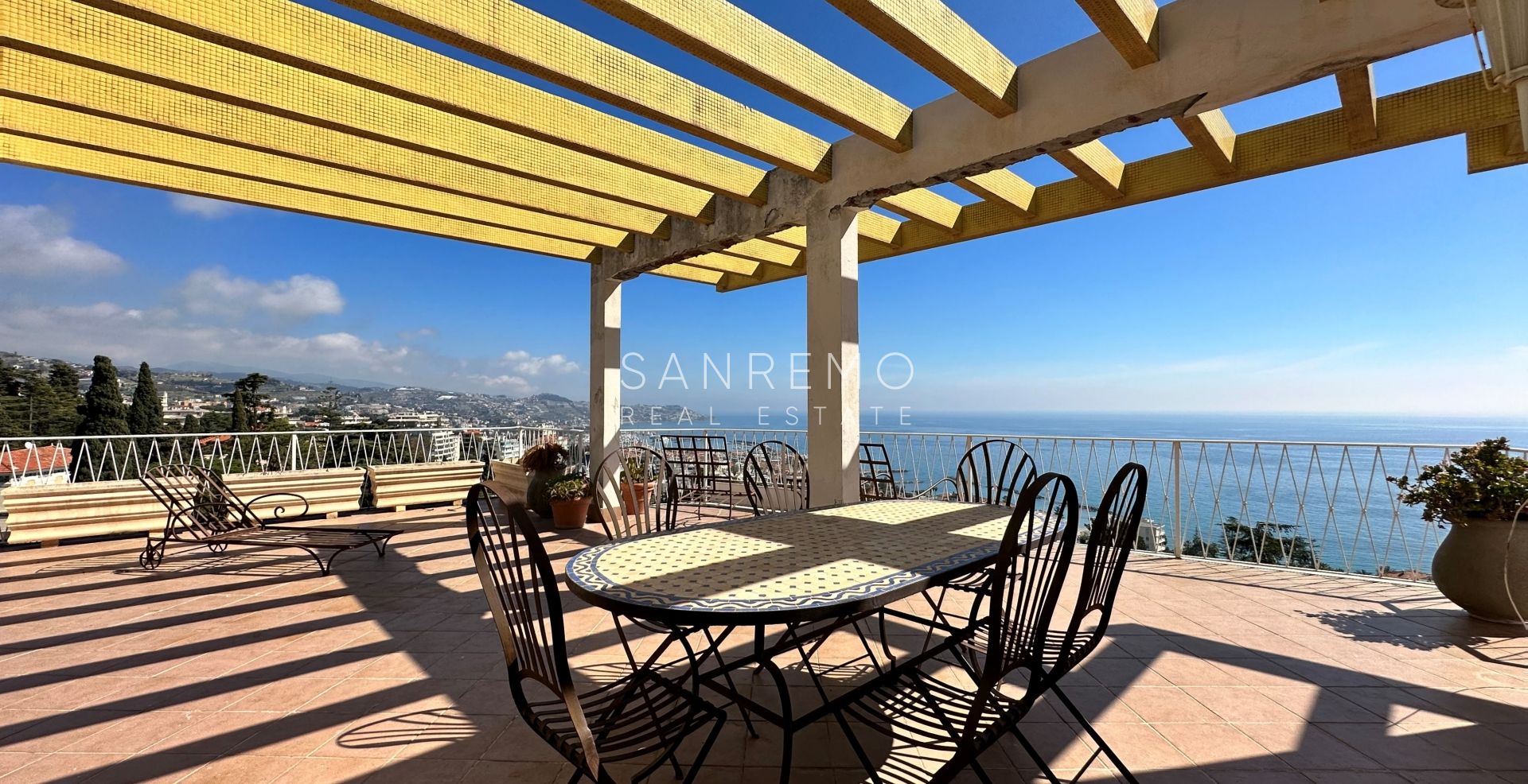 Appartement de 230 m² avec grande terrasse et belle vue mer