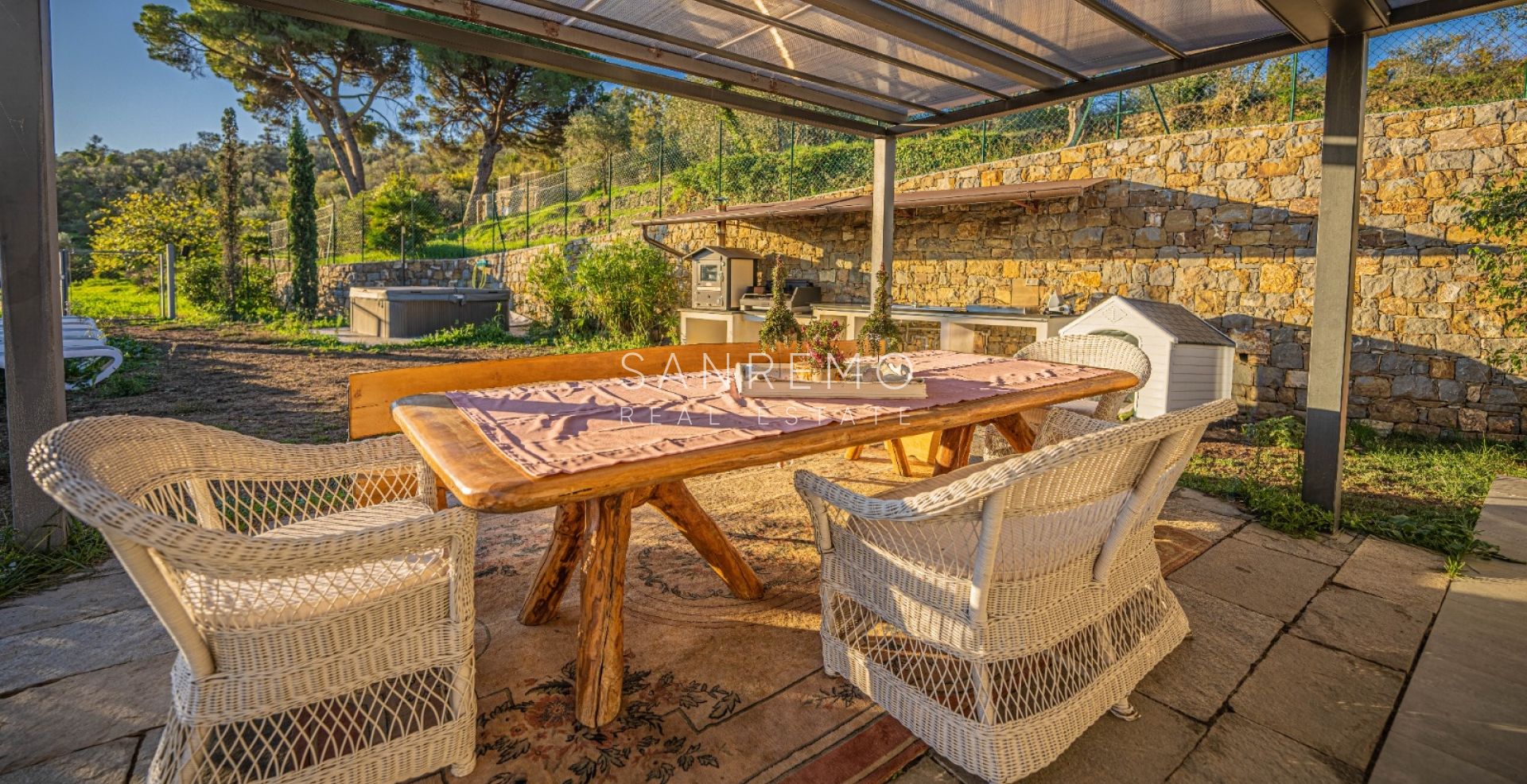 Maison en vente sur Imperia avec jardin et cuisine d'été