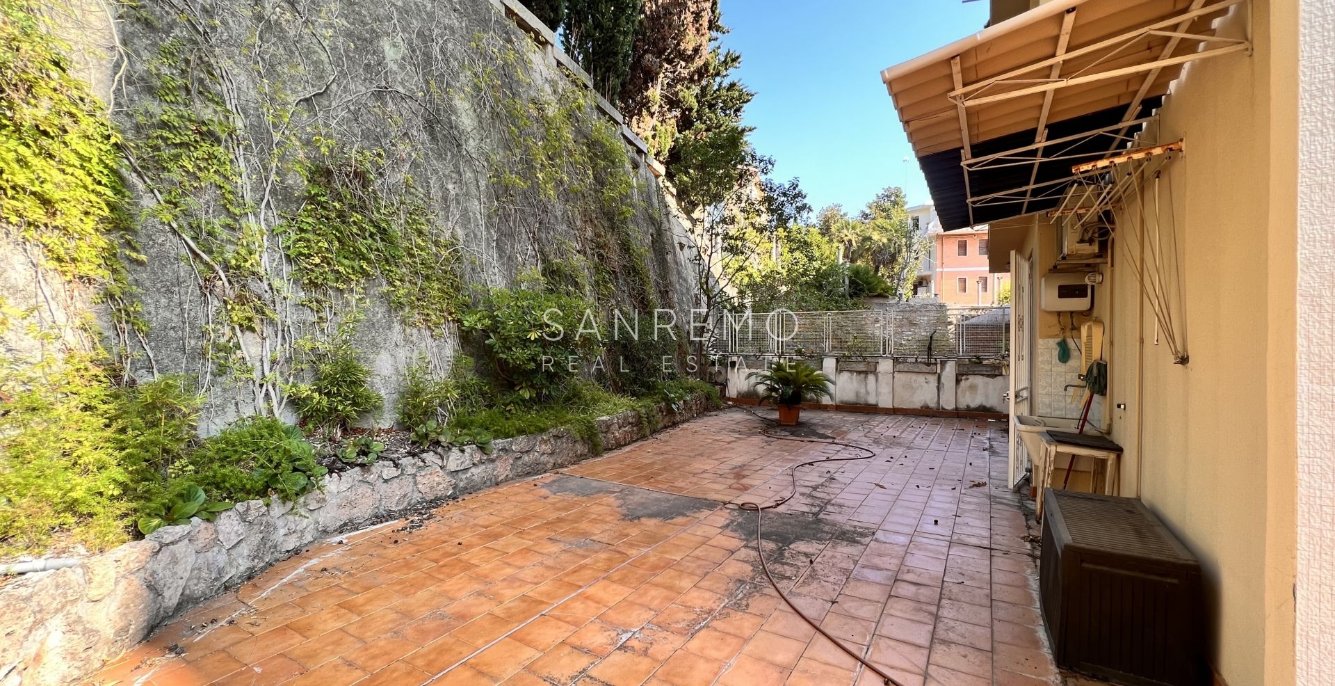 Appartement ensoleillé derrière la promenade de l'Impératrice avec terrasses et jardin