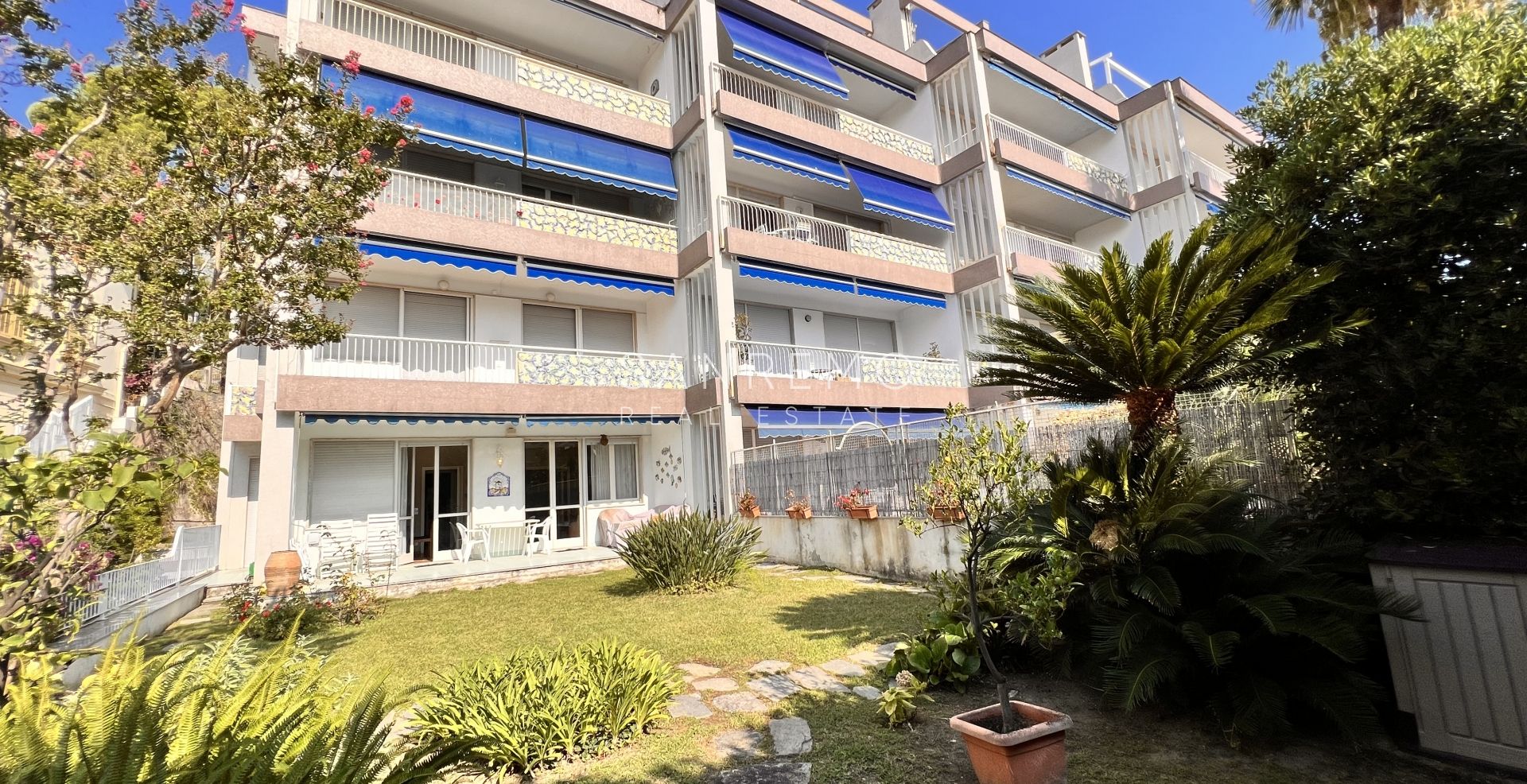 Appartement ensoleillé derrière la promenade de l'Impératrice avec terrasses et jardin