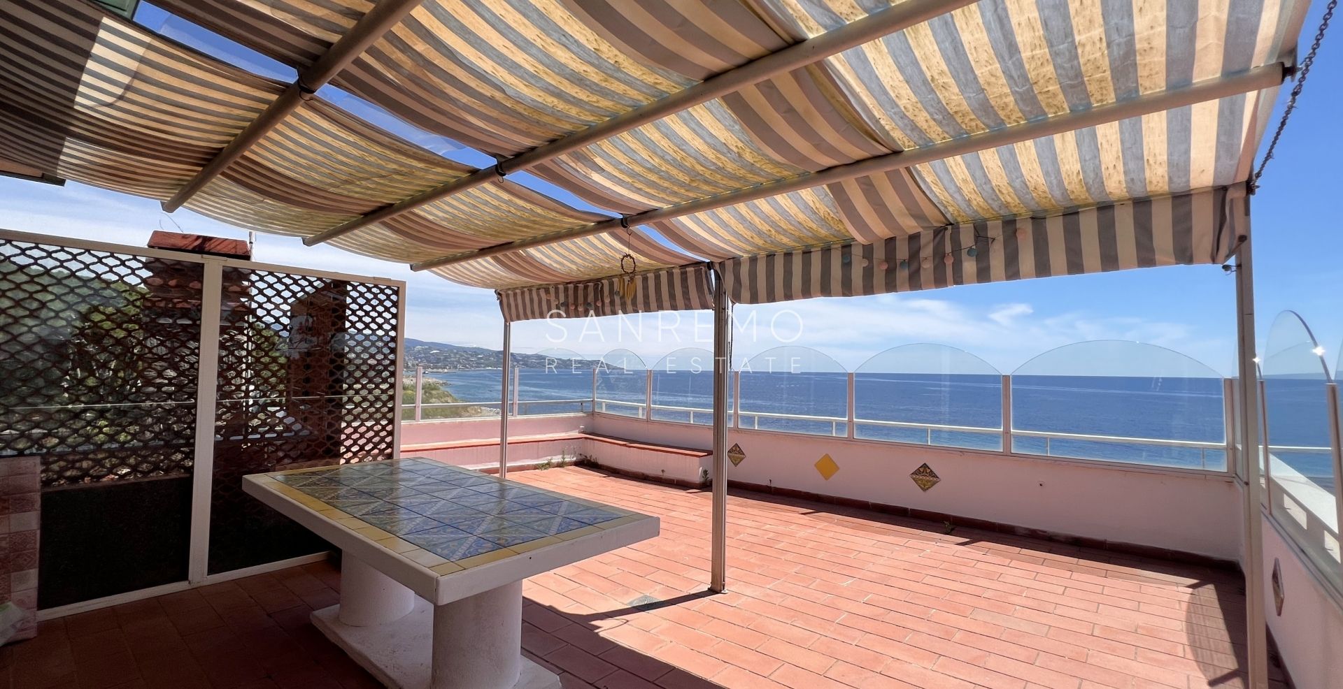 Penthouse avec vue directe sur la mer