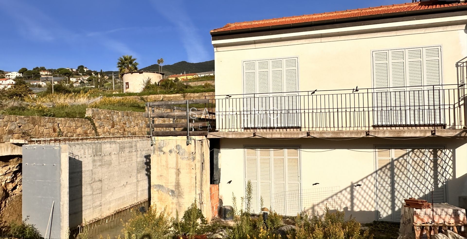 Maison de ville en construction avec terrasses, jardin et piscine