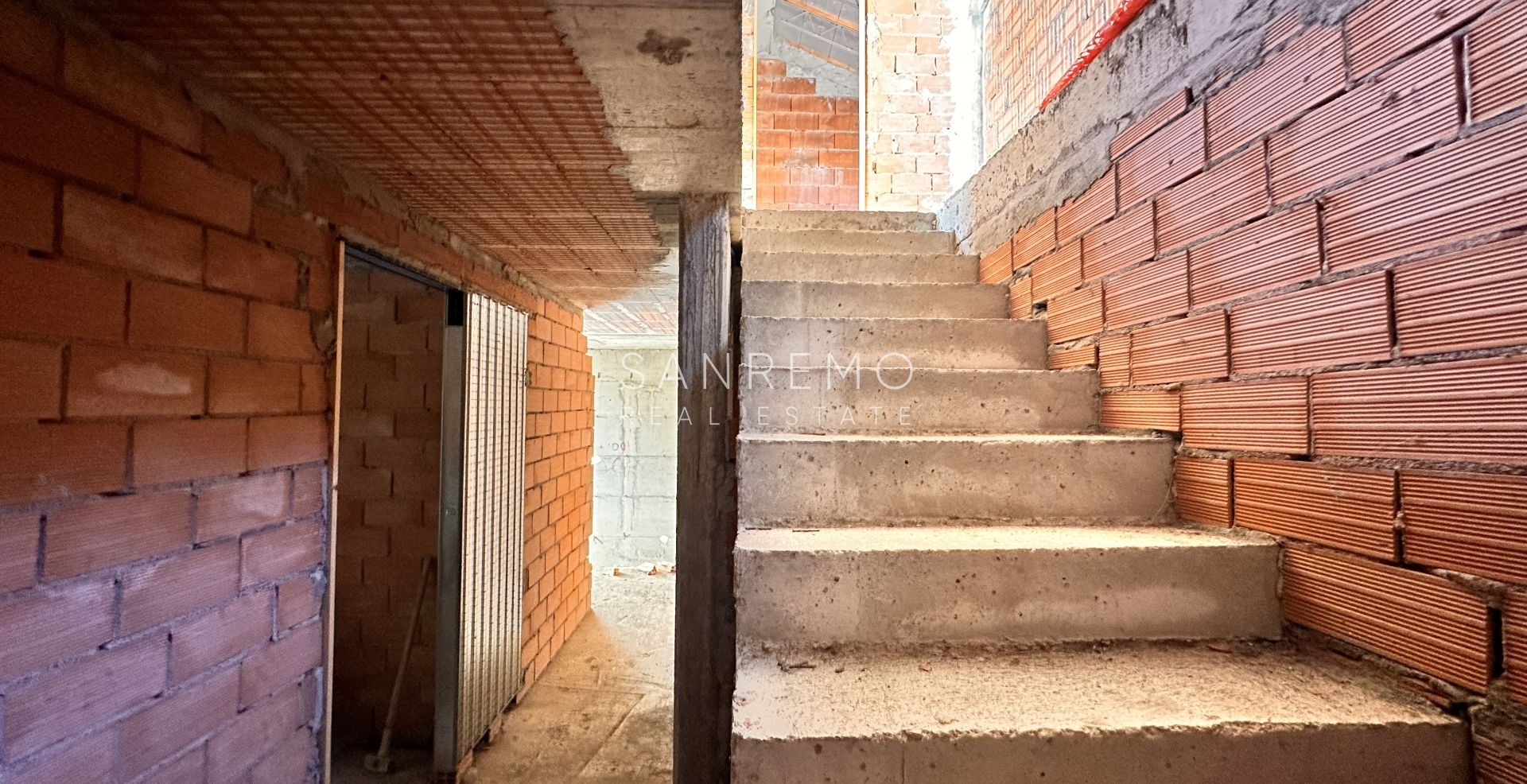 Maison de ville en construction avec terrasses, jardin et piscine