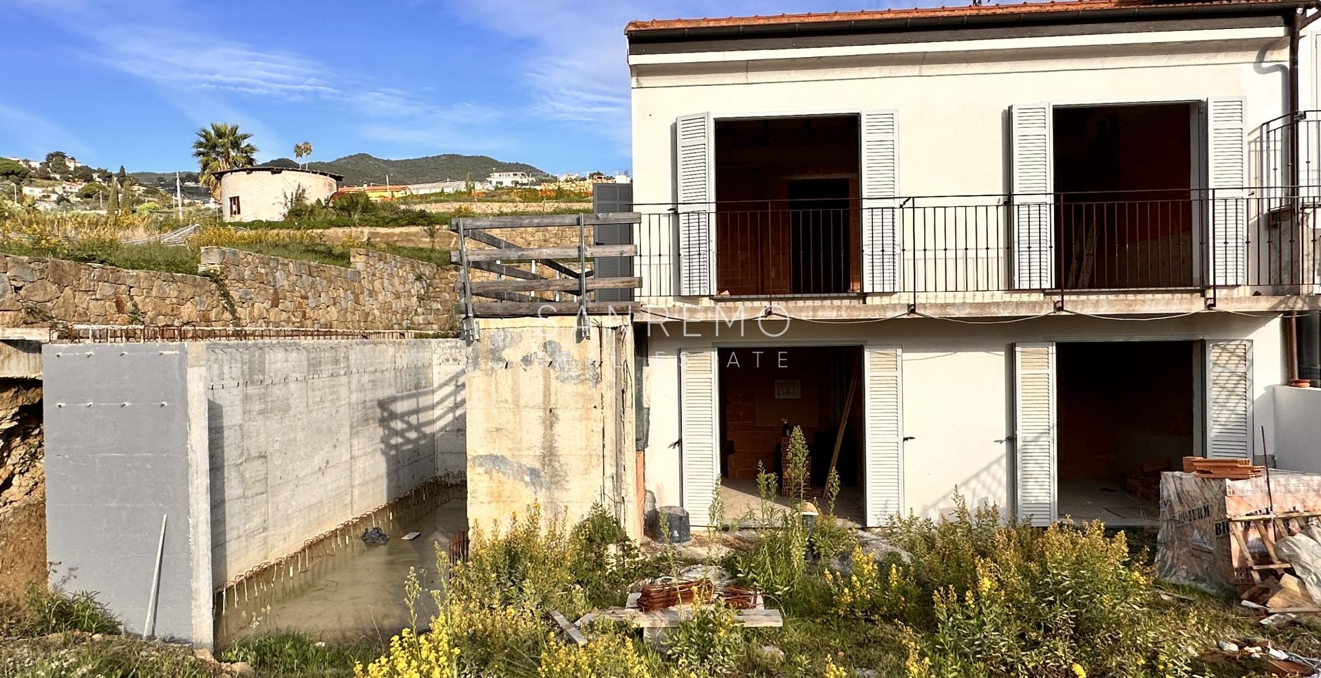 Maison de ville en construction avec terrasses, jardin et piscine