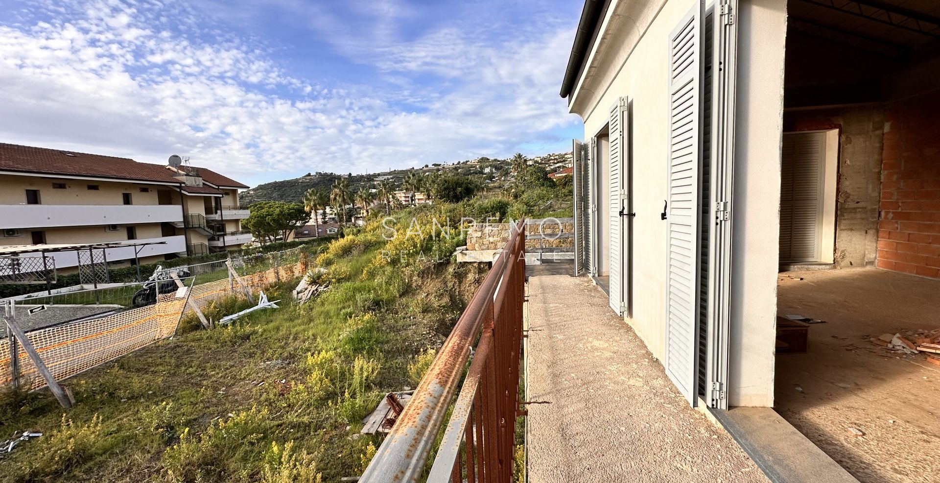 Maison de ville en construction avec terrasses, jardin et piscine