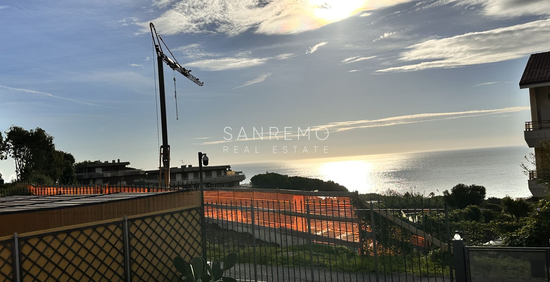 Maison de ville en construction avec terrasses, jardin et piscine