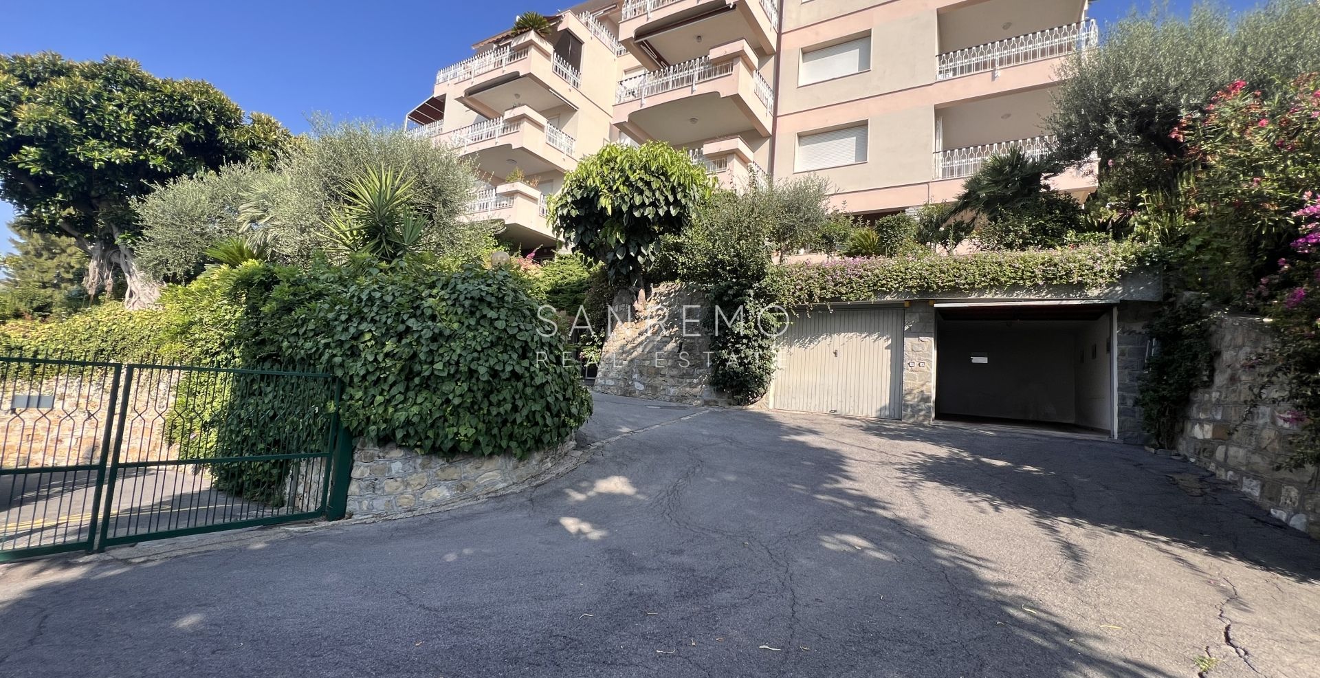 Appartement en parfait état avec agréable terrasse et vue mer