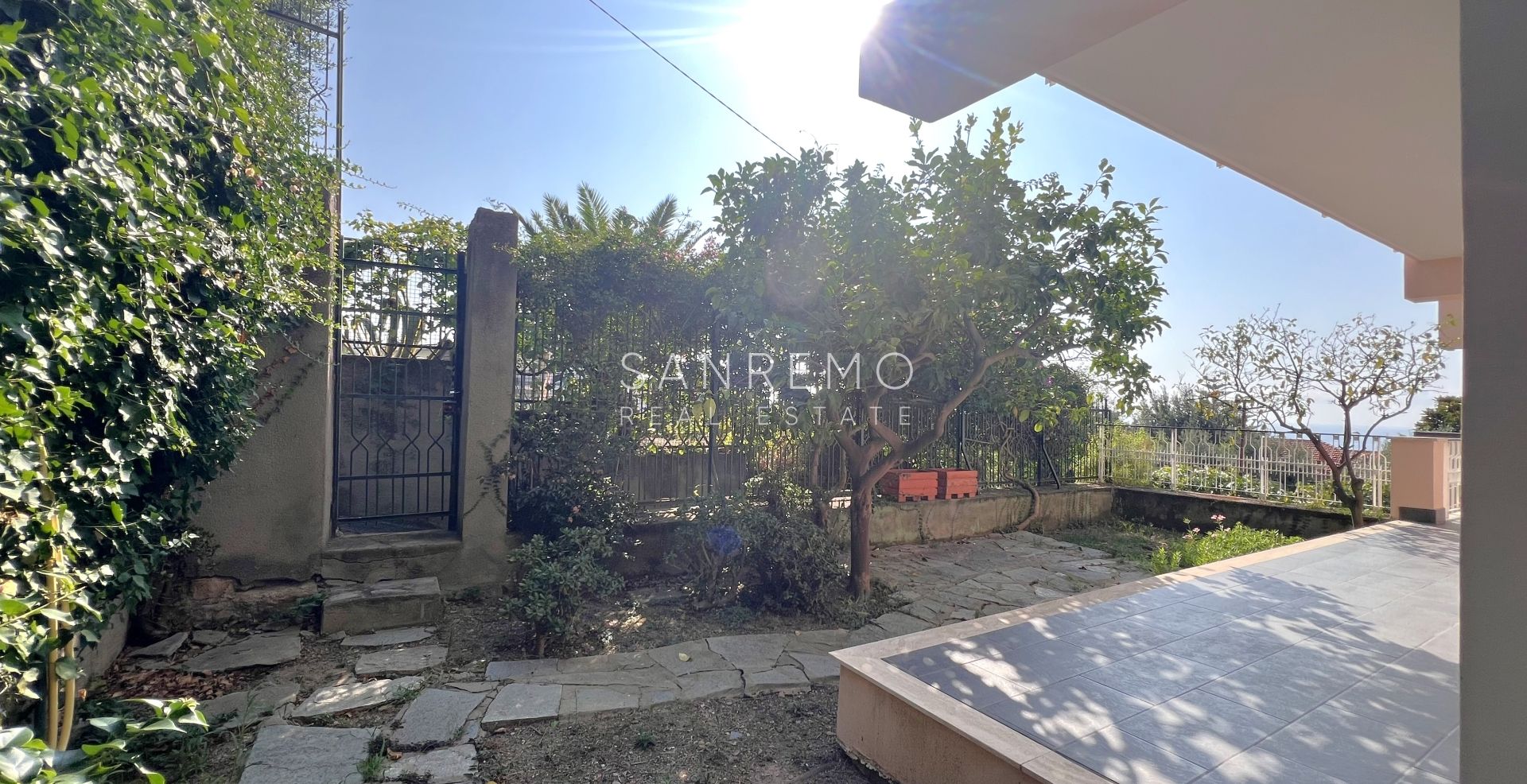 Appartement en parfait état avec agréable terrasse et vue mer