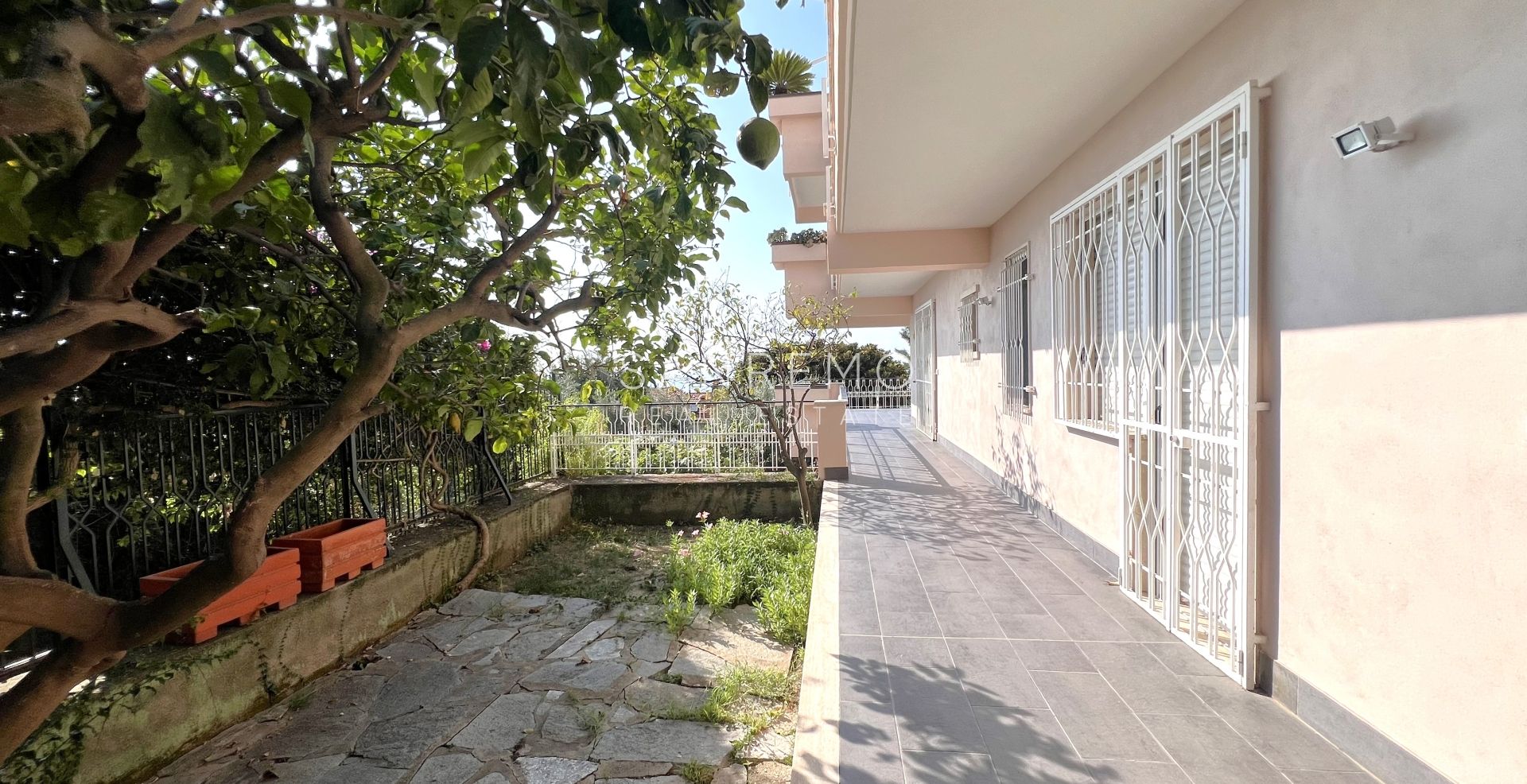 Appartement en parfait état avec agréable terrasse et vue mer