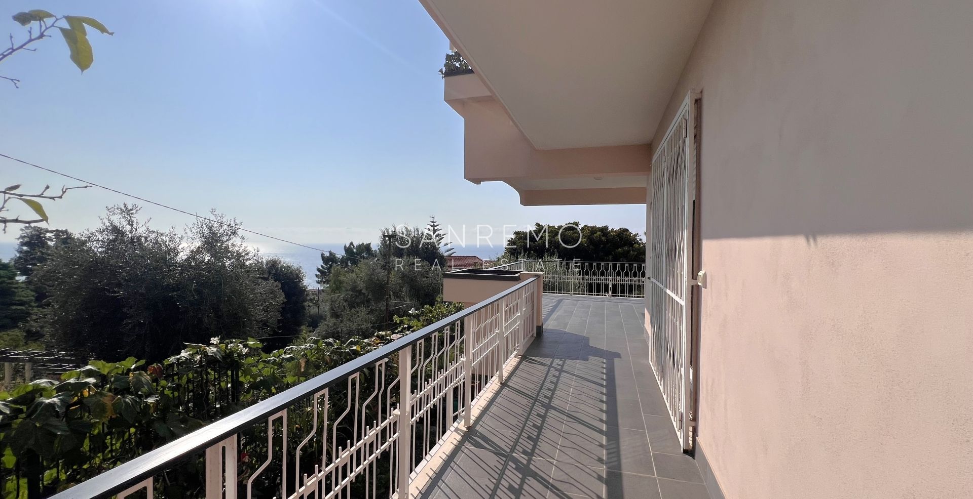Appartement en parfait état avec agréable terrasse et vue mer