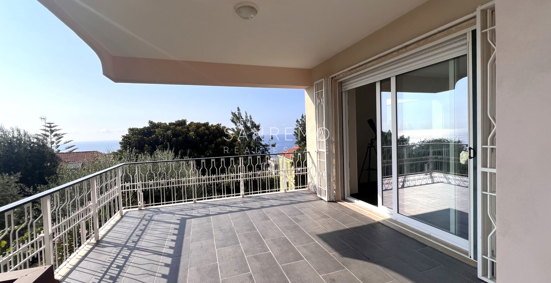 Appartement en parfait état avec agréable terrasse et vue mer