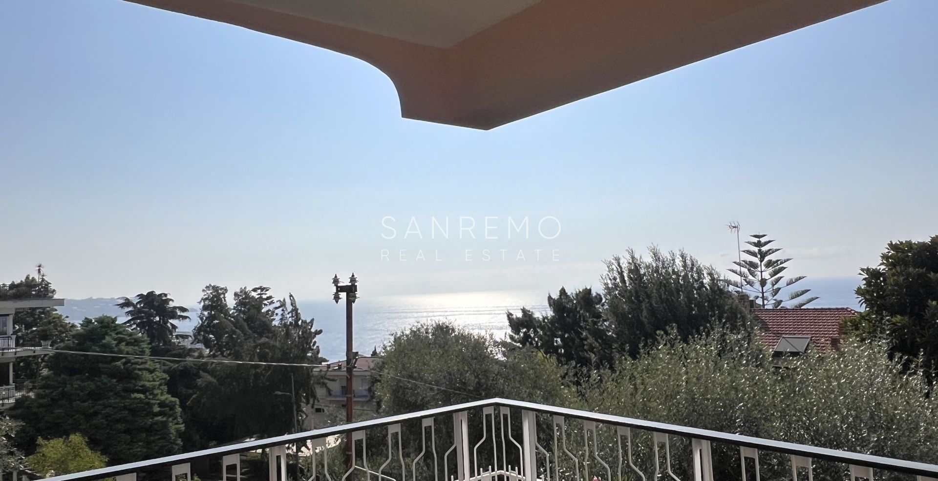 Appartement en parfait état avec agréable terrasse et vue mer