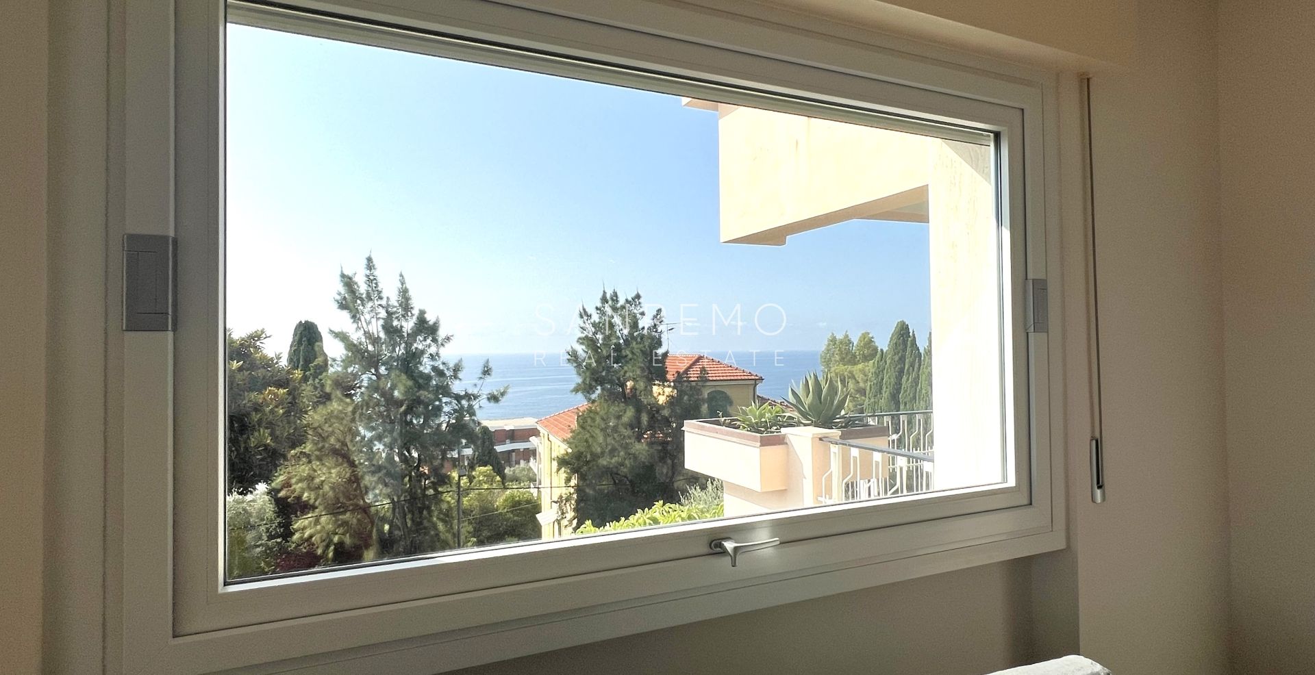 Appartement en parfait état avec agréable terrasse et vue mer