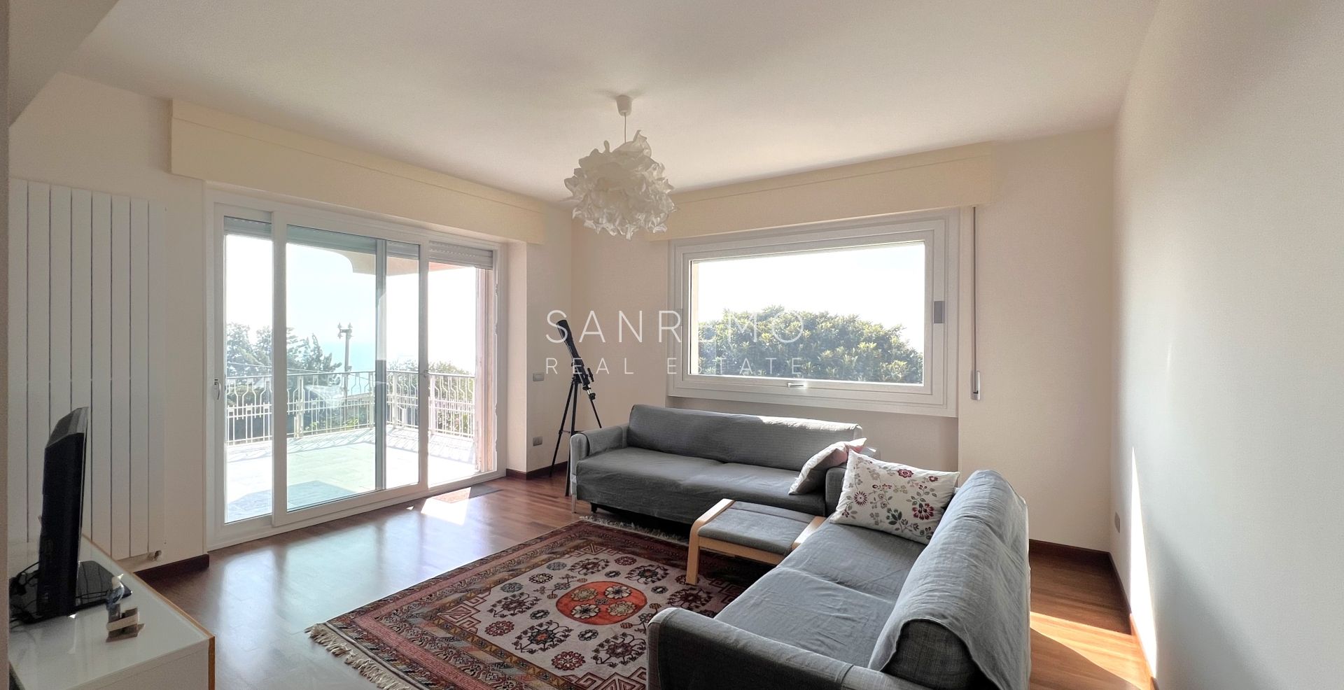 Appartement en parfait état avec agréable terrasse et vue mer