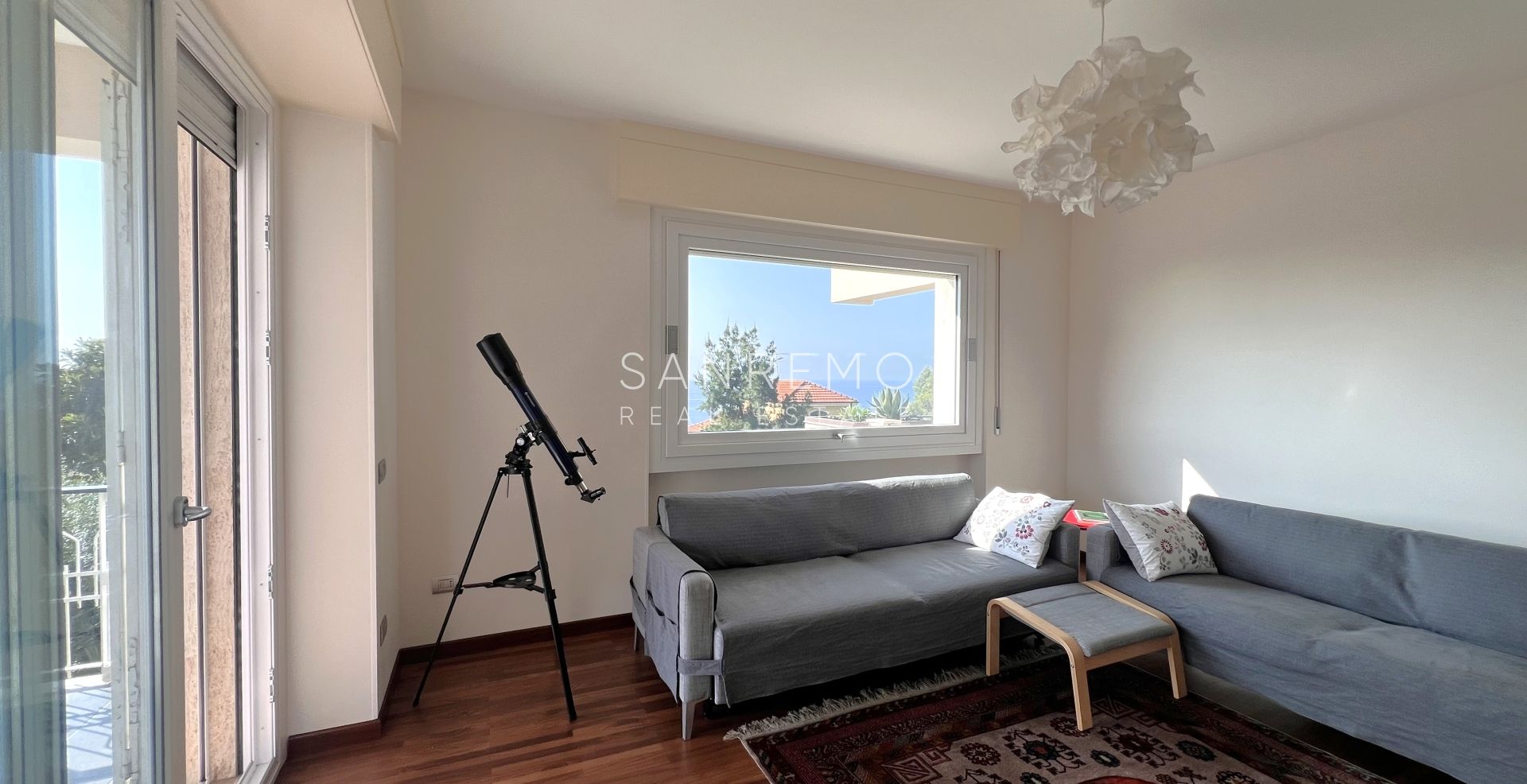 Appartement en parfait état avec agréable terrasse et vue mer