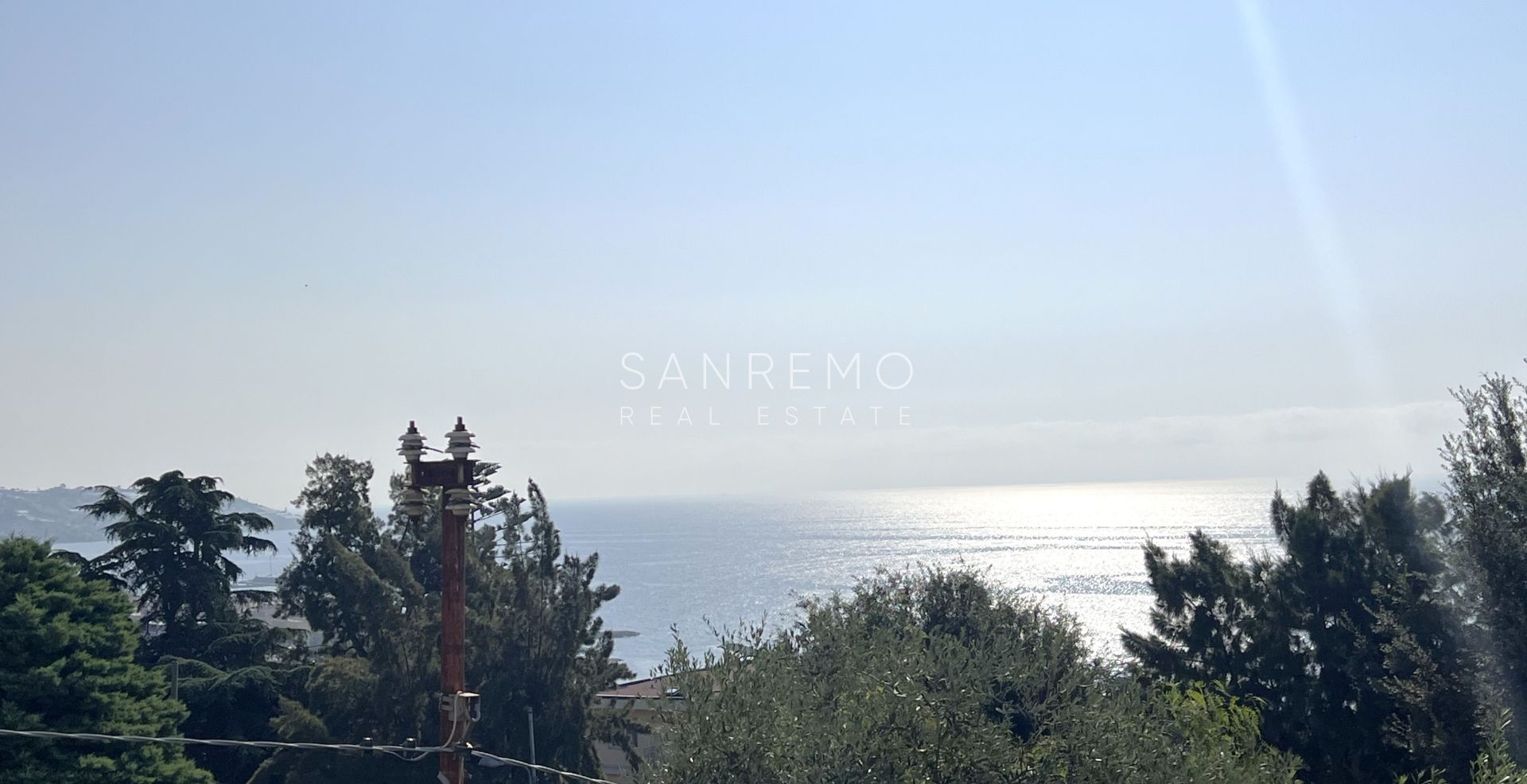 Appartement en parfait état avec agréable terrasse et vue mer