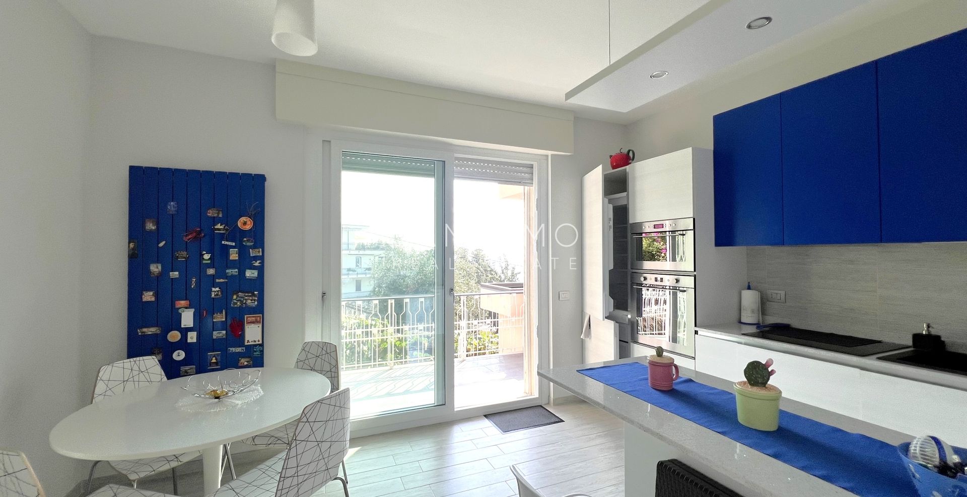 Appartement en parfait état avec agréable terrasse et vue mer