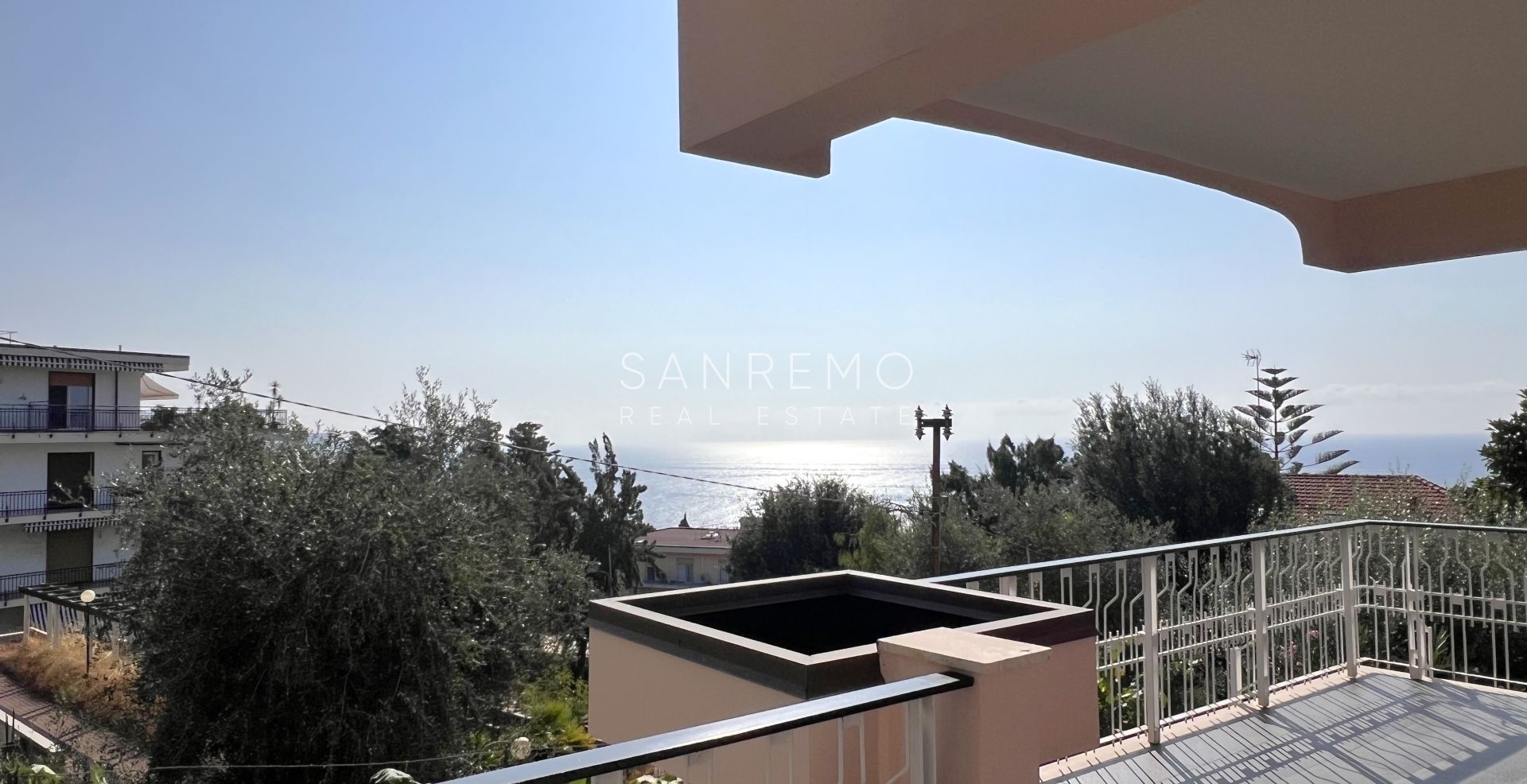 Appartement en parfait état avec agréable terrasse et vue mer