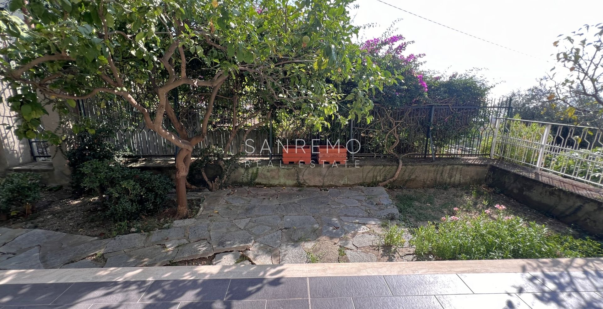 Appartement en parfait état avec agréable terrasse et vue mer