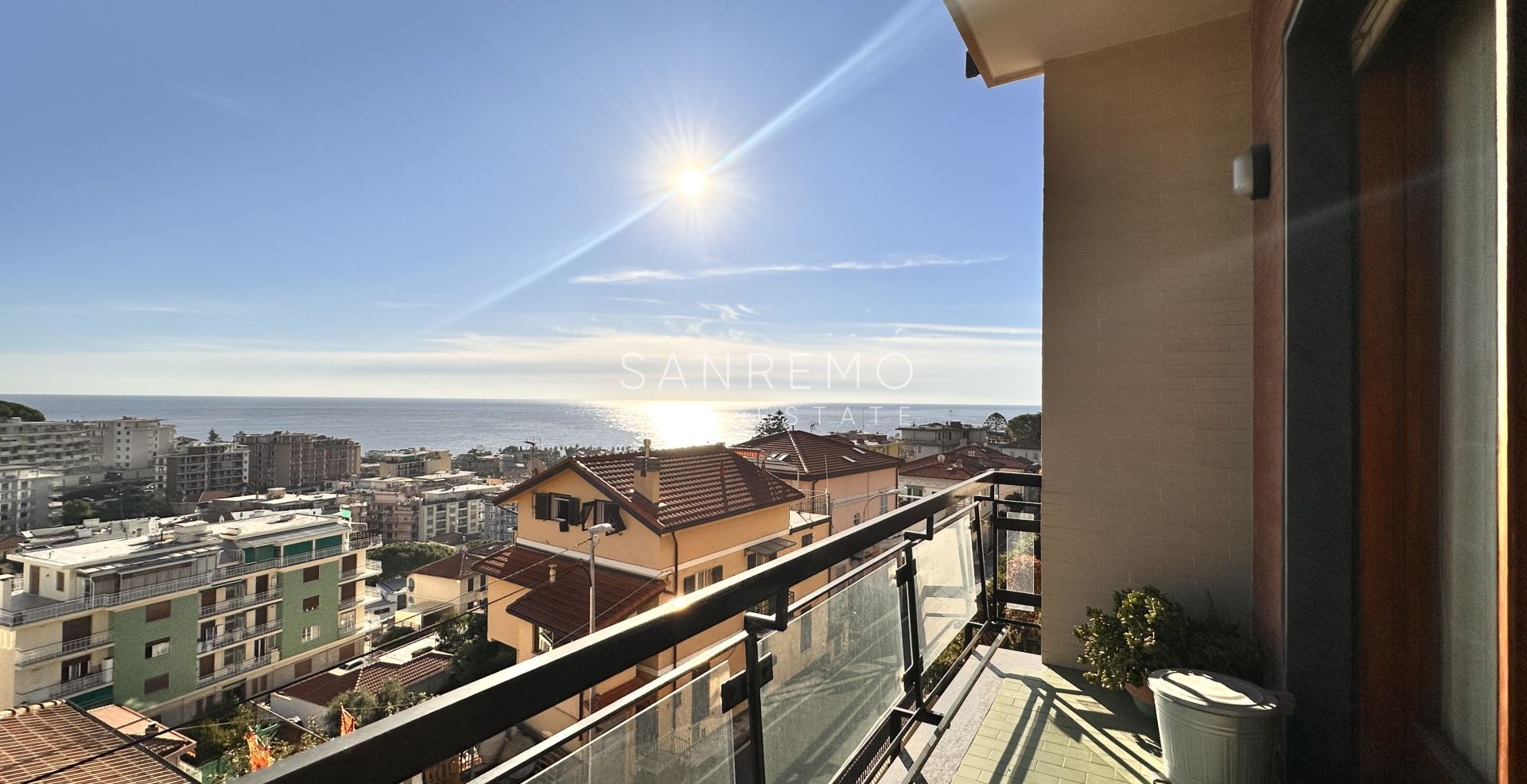 Grand logement derrière Portosole avec une agréable vue mer
