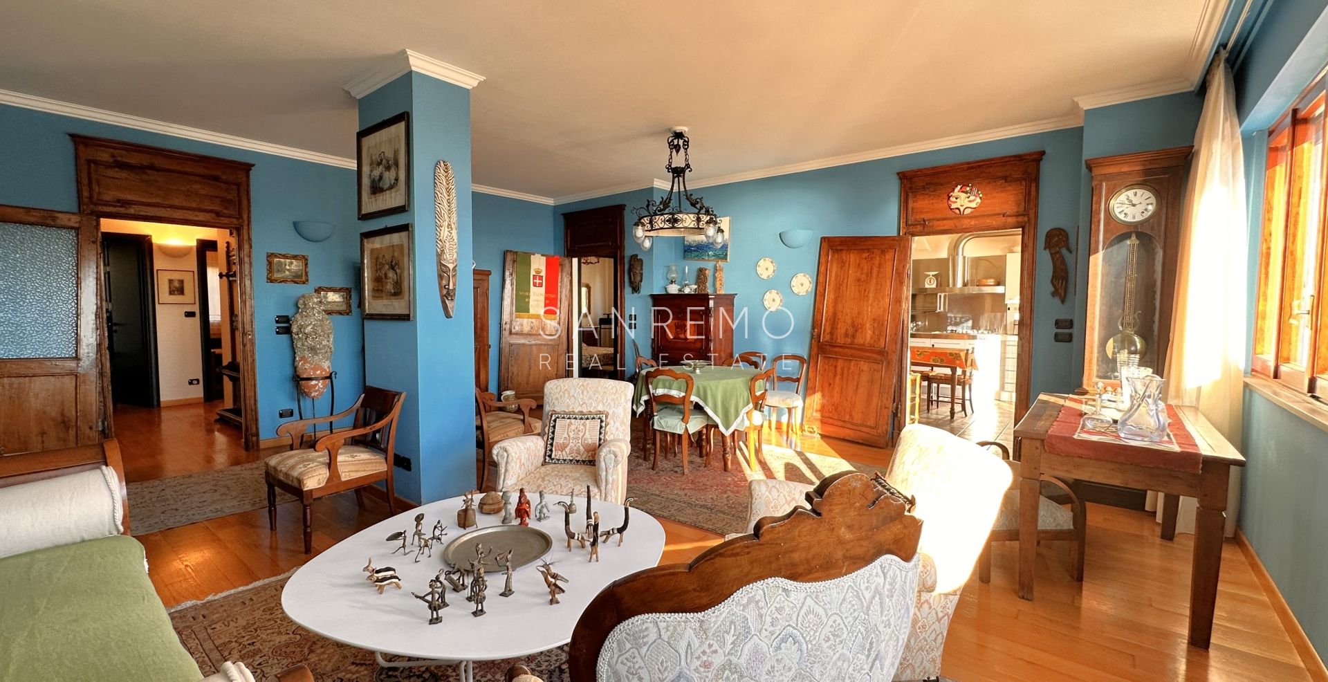 Grand logement derrière Portosole avec une agréable vue mer