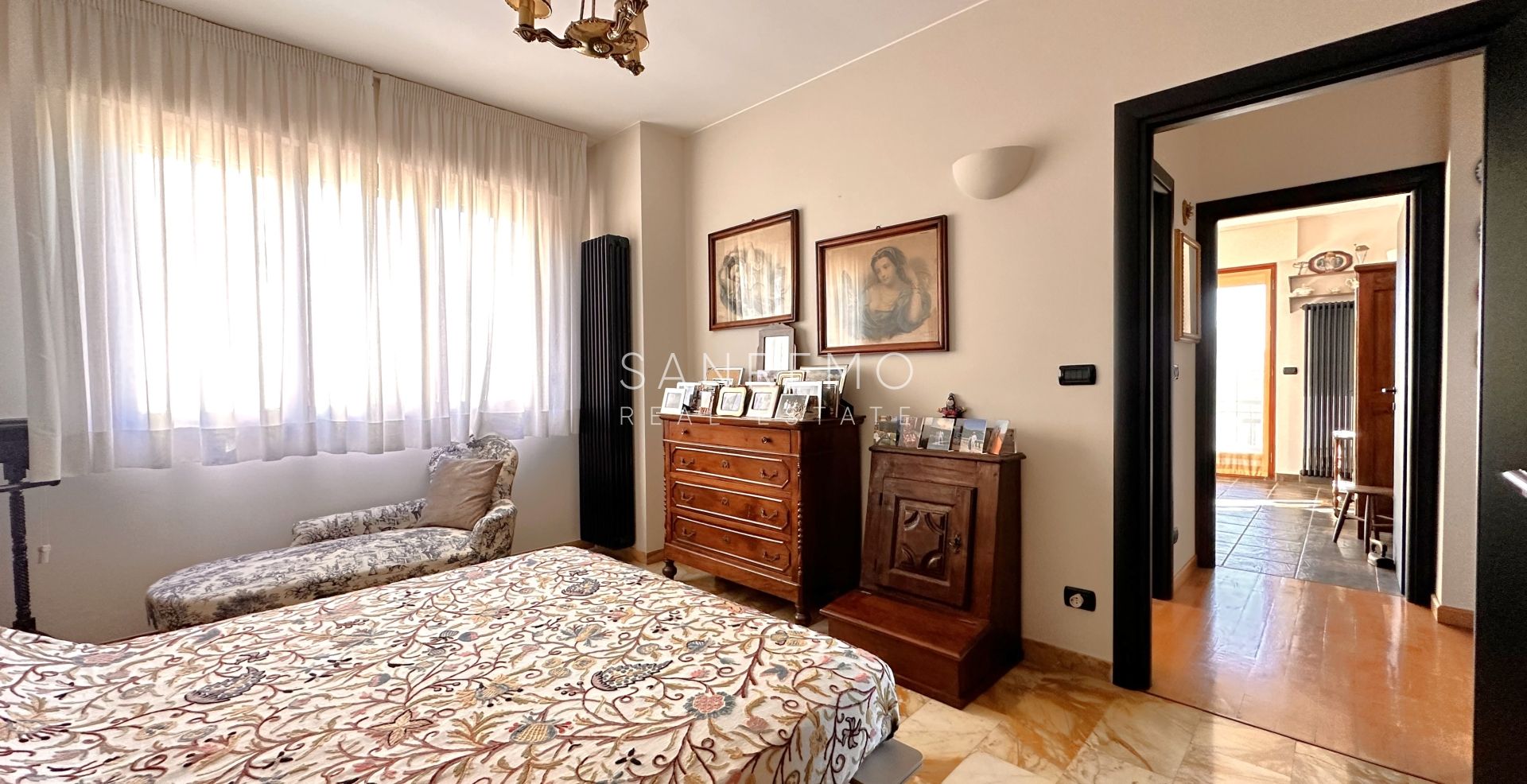 Grand logement derrière Portosole avec une agréable vue mer