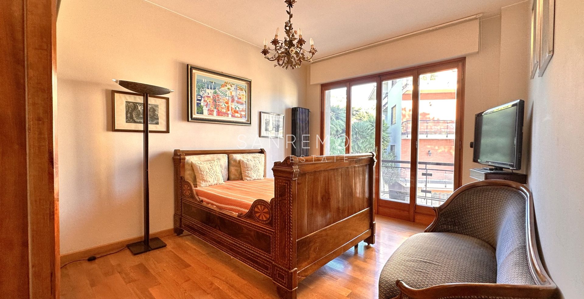 Grand logement derrière Portosole avec une agréable vue mer