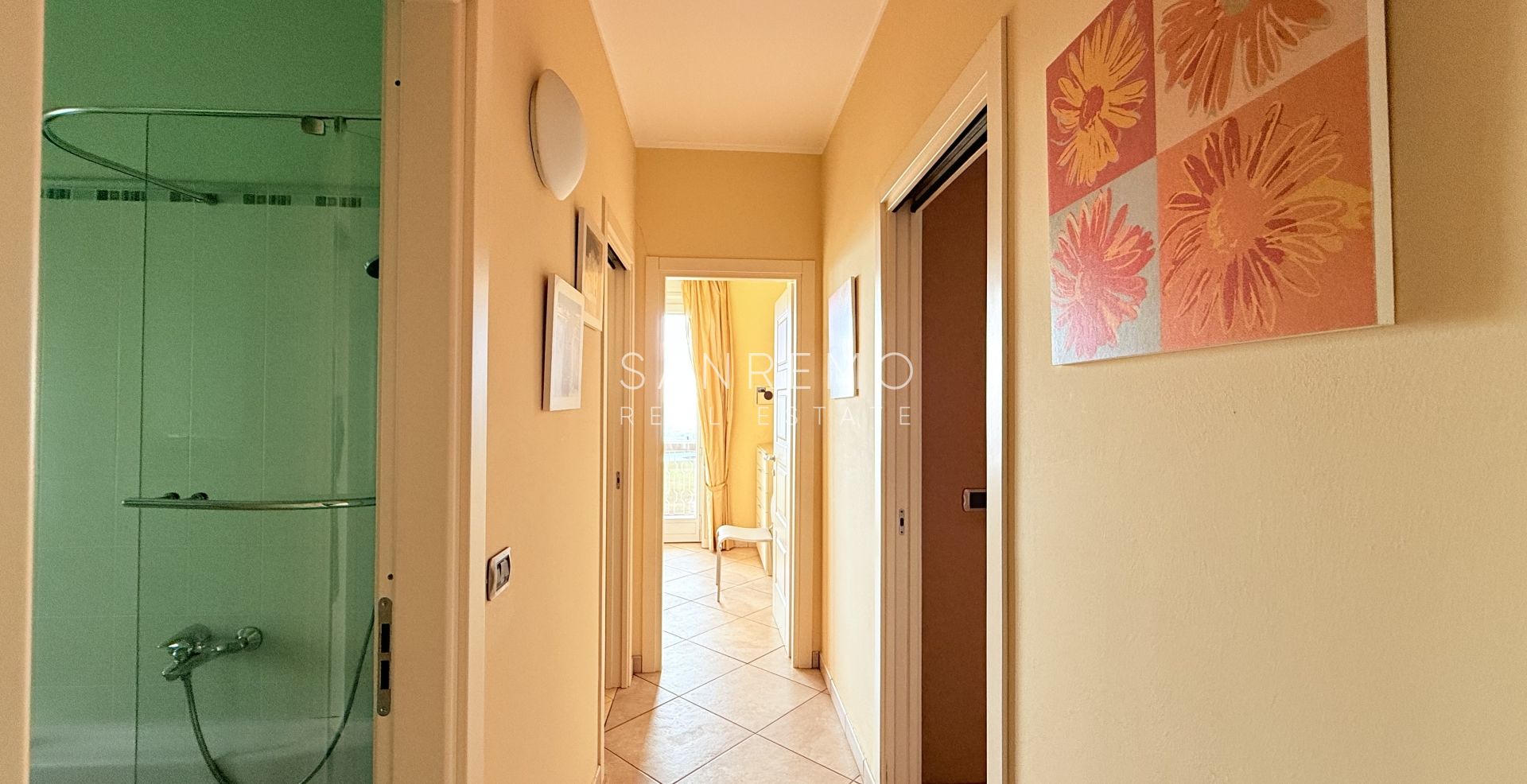 Penthouse, appartement de trois pièces, avec belle vue sur la mer, face aux plages et à la piste cyclable