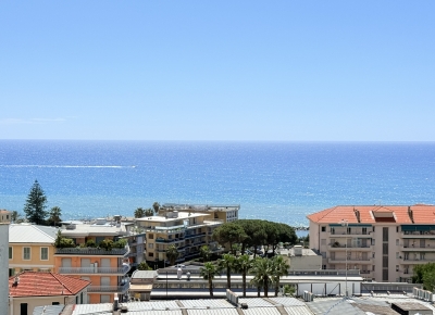 Spacieux appartement avec vue sur la mer dans une résidence élégante et plane avec service de conciergerie.