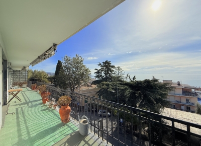 Grand appartement à rénover avec terrasse habitable et belle vue mer