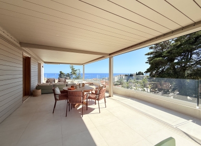 Penthouse exclusif avec vue sur la mer, grande terrasse et finitions de luxe dans un immeuble de standing entouré de verdure