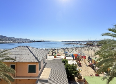Appartement avec terrasse directement sur la plage entre les 2 ports de la ville et la piste cyclable/piétonne