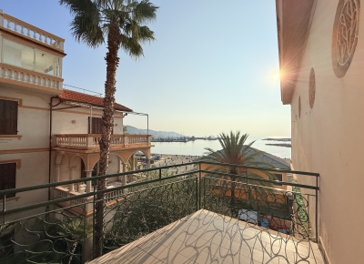 Appartement deux pièces avec terrasse et balcon, situé directement sur la plage entre les deux ports de la ville.