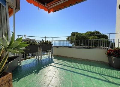 Superbe et lumineux appartement entièrement rénové dans une résidence de standing avec piscine