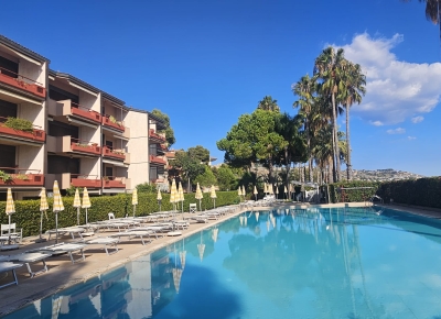 Appartement de trois pièces en bord de mer dans un élégant complexe avec piscine