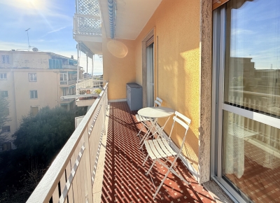 Appartement trois pièces lumineux avec petite terrasse à quelques pas des jardins de la Villa Ormond