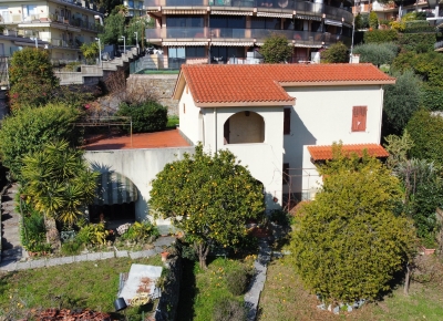 Maison individuelle avec vue dégagée sur la verdure, située dans un environnement calme et paisible.