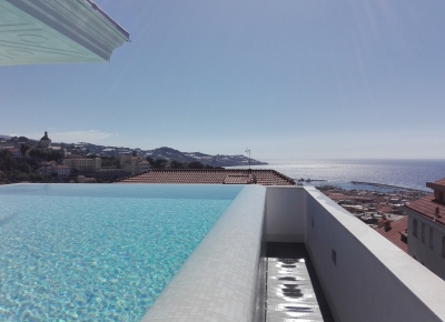 Attique et super attique avec piscine et vue panoramique sur la mer