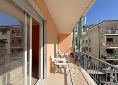 Grand et lumineux appartement deux pièces avec une grande terrasse