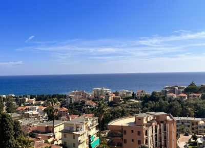 Penthouse in the Solaro area with excellent exposure and a beautiful sea view