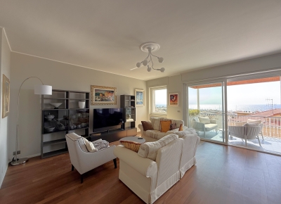 Appartement bénéficiant d’une excellente exposition, avec terrasse et agréable vue sur la mer