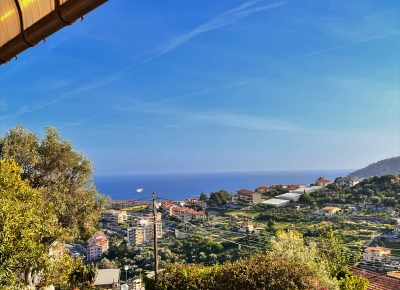 Maison, composée de 2 appartements indépendants, sur la première colline de Sanremo